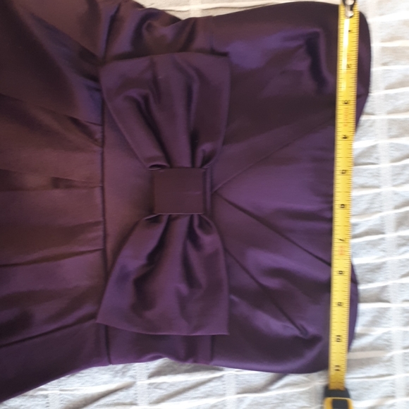 A dark purple strapless dress - Picture 3 of 3